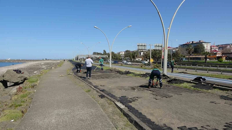 Fırtınada dalgalar nedeniyle zarar gören yürüyüş yolu onarılıyor
