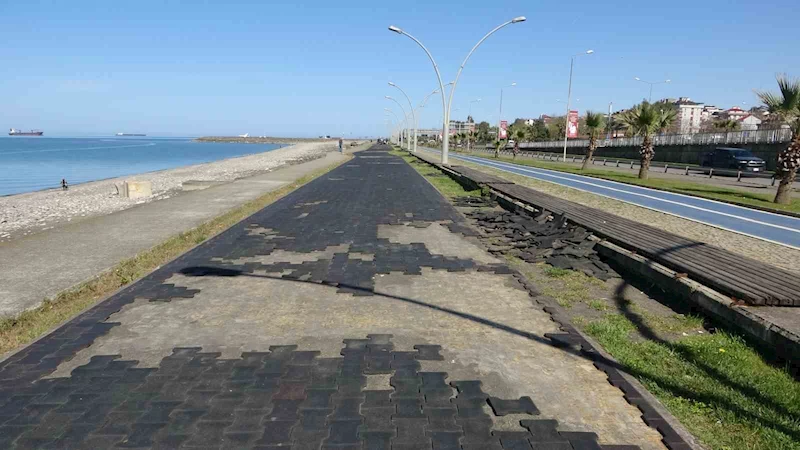 Fırtınada dalgalar nedeniyle zarar gören yürüyüş yolu onarılıyor
