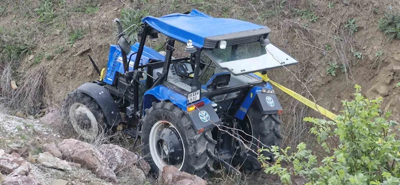 Dere yatağına devrilen traktörün sürücü hayatını kaybetti
