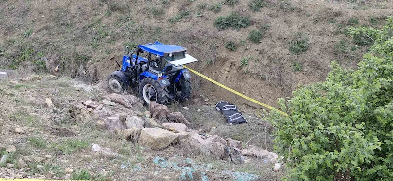 Dere yatağına devrilen traktörün sürücü hayatını kaybetti
