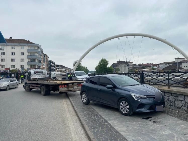 Kaldırımı işgal eden araçlar çekildi
