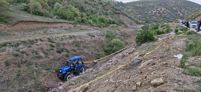 Dere yatağına devrilen traktörün sürücü hayatını kaybetti
