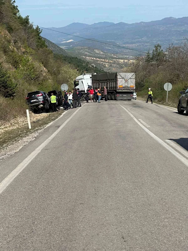 Tokat’ta çekici ile otomobil çarpıştı: 1 yaralı
