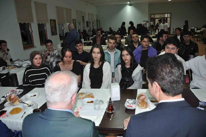 Onlarca öğrenci iftarda bir araya geldi
