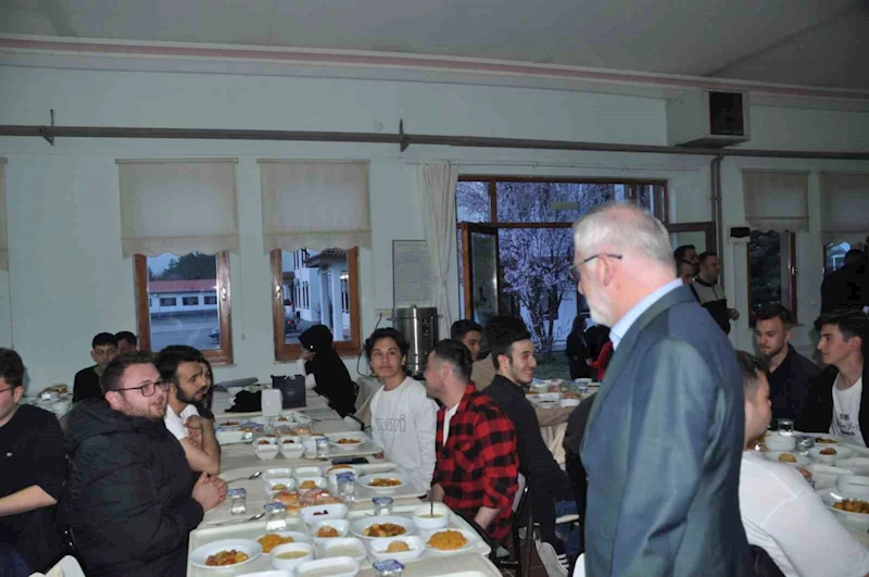 Onlarca öğrenci iftarda bir araya geldi
