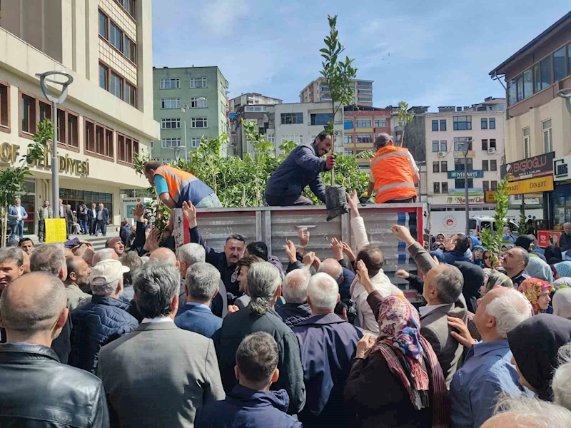 Hayır için bir tır dolusu meyve fidanı dağıttılar
