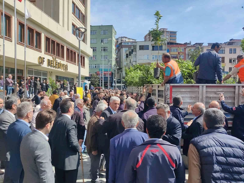 Hayır için bir tır dolusu meyve fidanı dağıttılar
