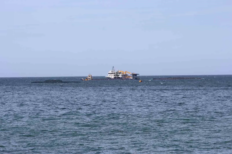 Trabzon’un Çarşıbaşı ilçesi açıklarında somon kafesleri yırtıldı, oltasını alan sahile koştu

