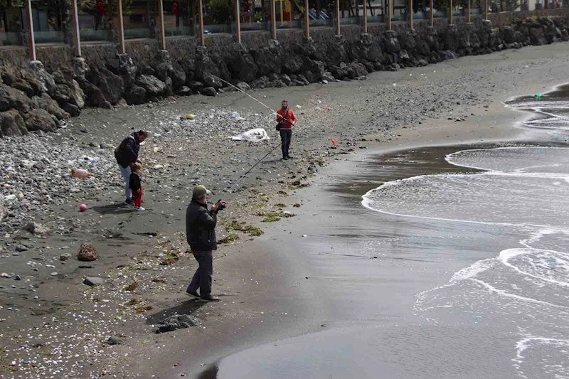 Trabzon’un Çarşıbaşı ilçesi açıklarında somon kafesleri yırtıldı, oltasını alan sahile koştu
