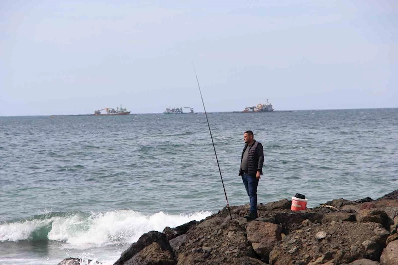 Trabzon’un Çarşıbaşı ilçesi açıklarında somon kafesleri yırtıldı, oltasını alan sahile koştu
