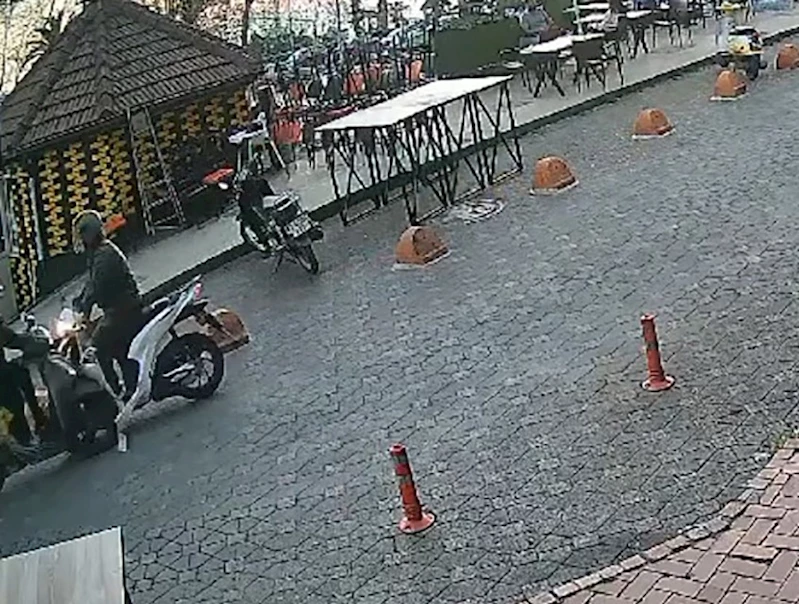 iki motosikletin çarpıştığı kaza anı güvenlik kamerasında
