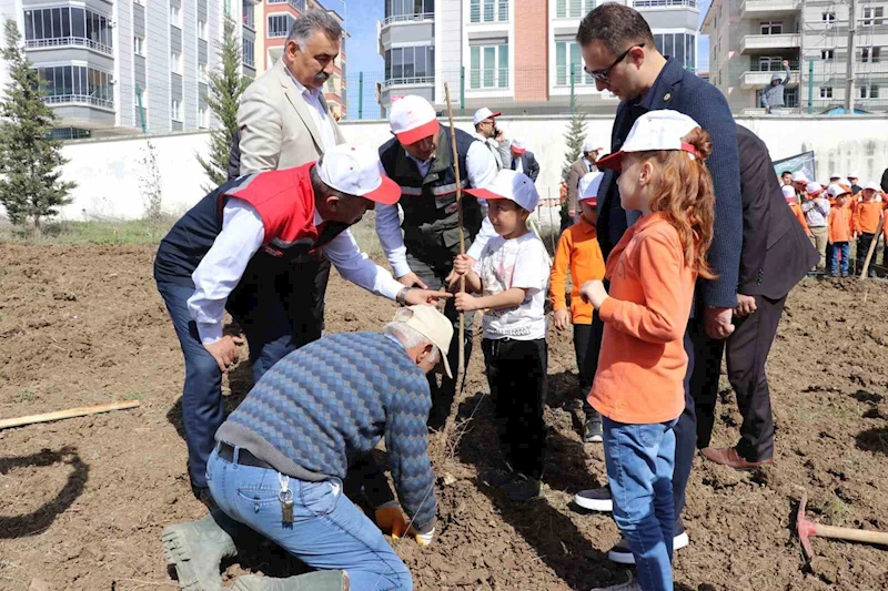 ’Okuldaki Çiftlik Projesi’: Meyve fidanları okul bahçesine dikildi
