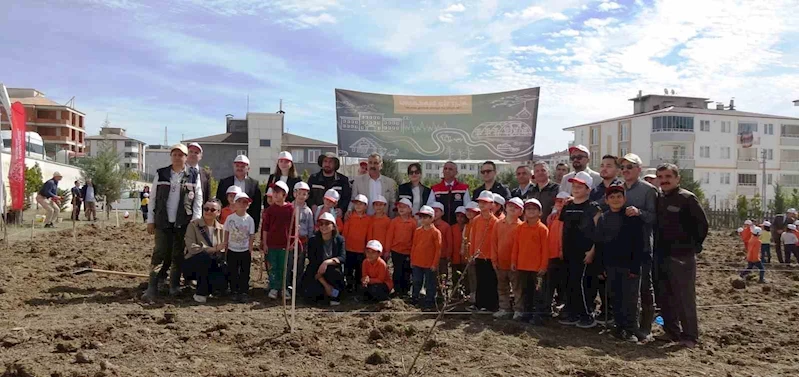 ’Okuldaki Çiftlik Projesi’: Meyve fidanları okul bahçesine dikildi
