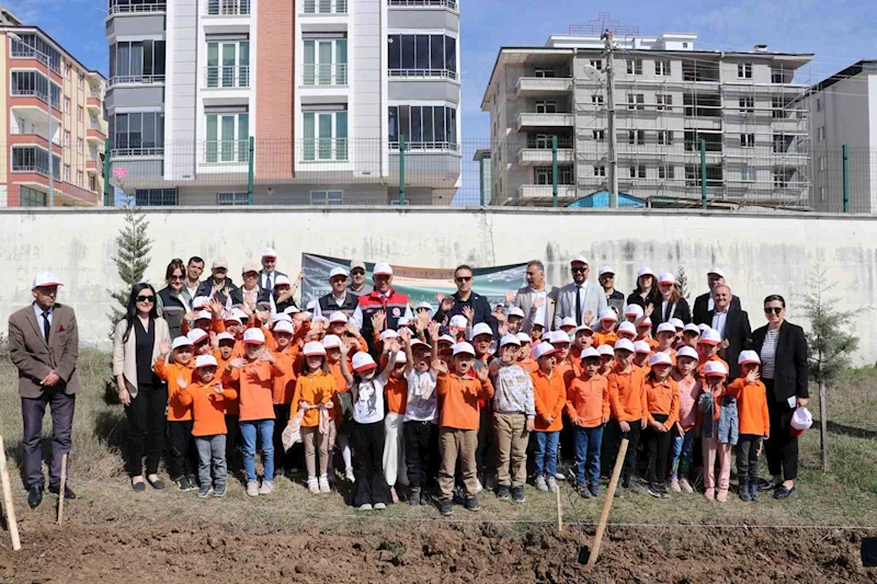 ’Okuldaki Çiftlik Projesi’: Meyve fidanları okul bahçesine dikildi
