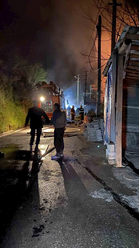 Üç katlı evde çıkan yangın korkuttu, 3 kişi hastaneye kaldırıldı
