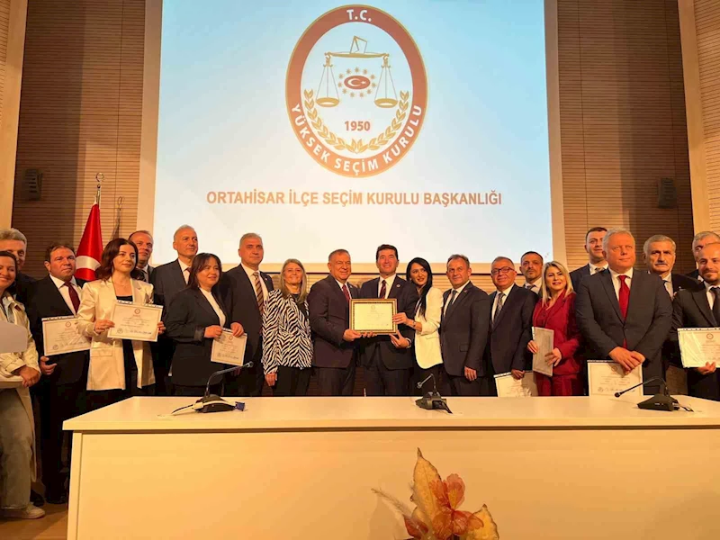 Ortahisar Belediye Başkanlığı’na seçilen CHP’li Ahmet Kaya mazbatasını aldı
