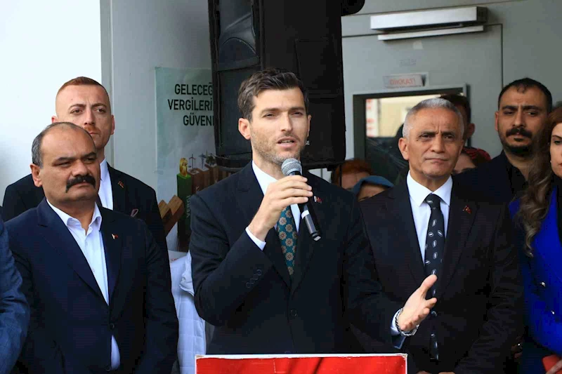 Erbaa Belediye Başkanı Karagöl mazbatasını alarak göreve başladı
