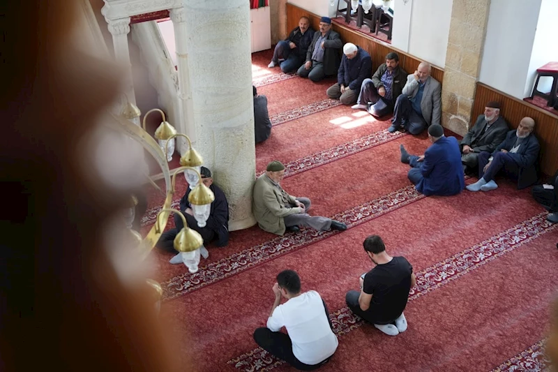 Ramazan ayının son cuma namazı Bayburt’ta kalabalık cemaatle kılındı
