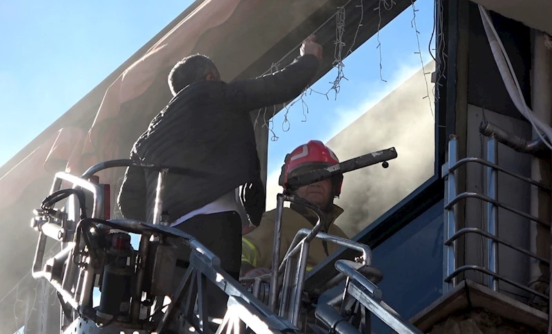 Kafede yangın paniği
