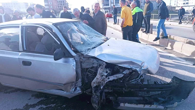 Otomobil bariyere çarptı: 2 yaralı
