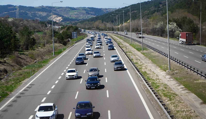 Bayram göçü sürüyor: Trafik durma noktasına kadar geliyor
