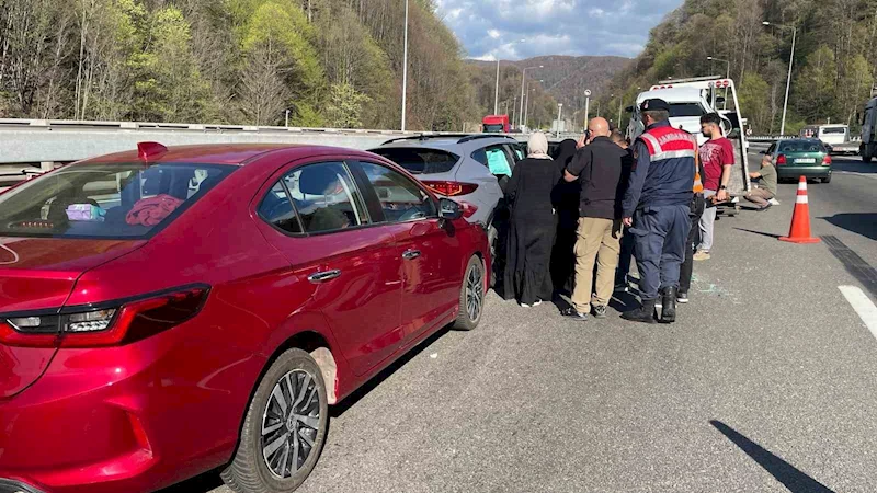 Tatil yolunda zincirleme kaza: 3 yaralı
