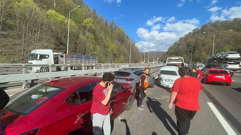 Tatil yolunda zincirleme kaza: 3 yaralı
