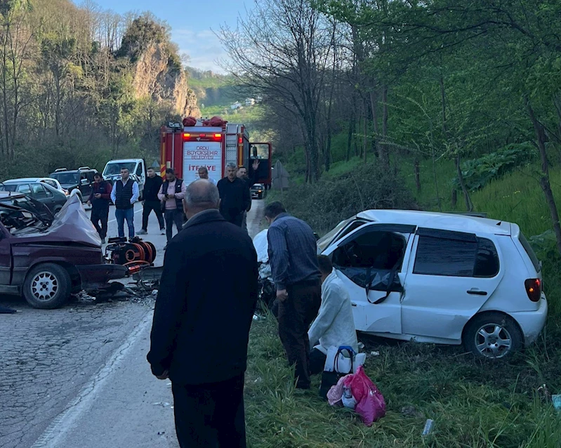 Ordu’da iki otomobil kafa kafaya çarpıştı: 9 yaralı
