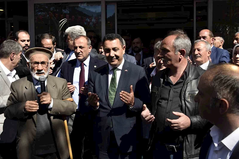 Gümüşhane Belediye Başkanı seçilen Başer, mazbatasını alarak makamına oturdu
