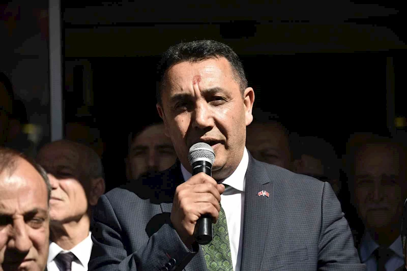 Gümüşhane Belediye Başkanı seçilen Başer, mazbatasını alarak makamına oturdu
