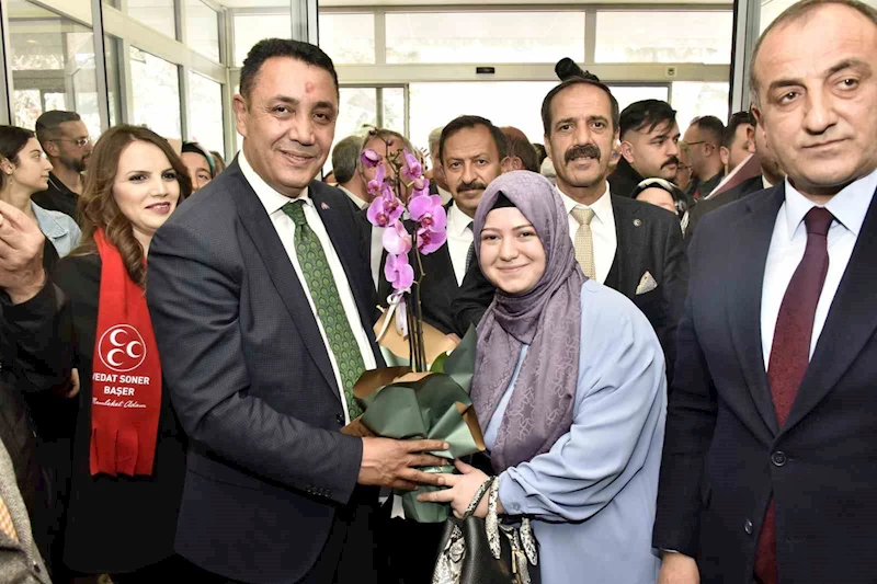 Gümüşhane Belediye Başkanı seçilen Başer, mazbatasını alarak makamına oturdu
