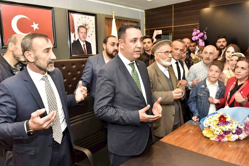 Gümüşhane Belediye Başkanı seçilen Başer, mazbatasını alarak makamına oturdu
