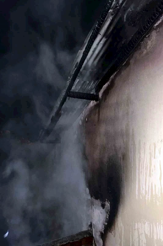 Gümüşhane’de odunluk ve çatı yangını korkuttu
