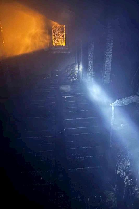 Gümüşhane’de odunluk ve çatı yangını korkuttu
