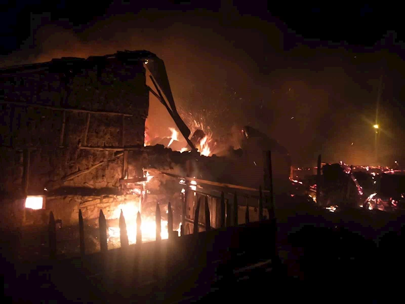 Çorum’da yangın: 55 koyun telef olurken 1 ev ve ahır yandı
