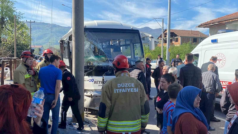 Otobüs direğe çarptı: 12 yaralı 