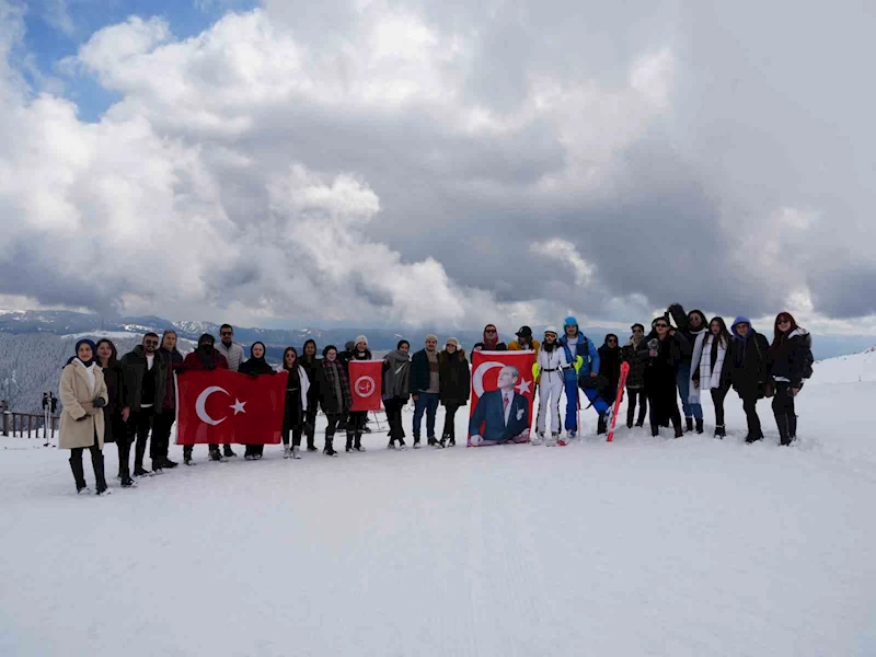 Üniversite öğrencileri, Ilgaz Dağı’nın zirvesinde hem ders yaptı hem horon tepti
