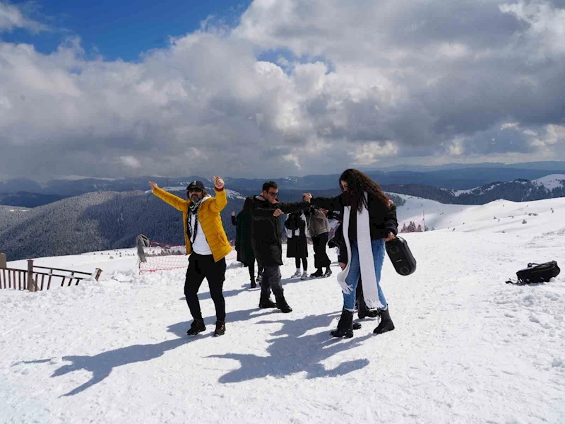 Üniversite öğrencileri, Ilgaz Dağı’nın zirvesinde hem ders yaptı hem horon tepti
