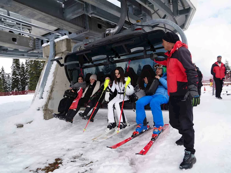 Üniversite öğrencileri, Ilgaz Dağı’nın zirvesinde hem ders yaptı hem horon tepti

