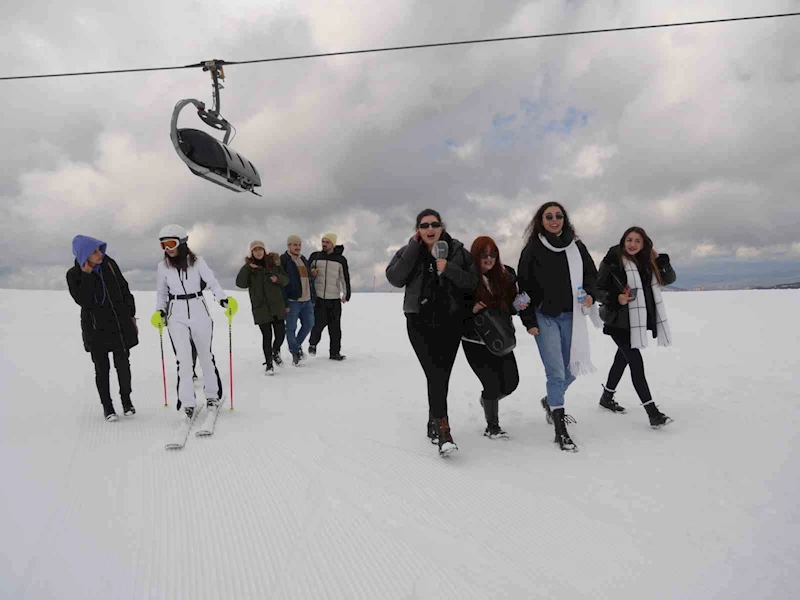 Üniversite öğrencileri, Ilgaz Dağı’nın zirvesinde hem ders yaptı hem horon tepti
