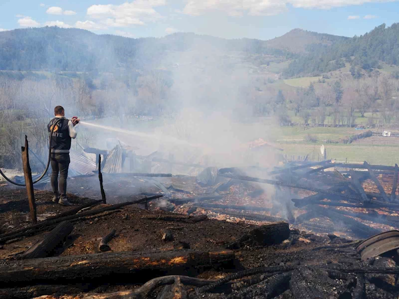 Alevlere teslim olan ev, atölye, ahır ve garaj küle döndü
