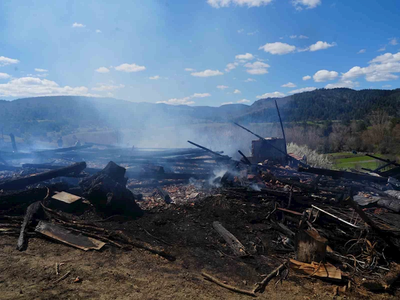 Alevlere teslim olan ev, atölye, ahır ve garaj küle döndü
