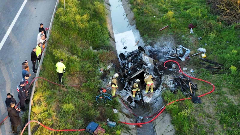 Kanala uçan minibüs alev alev yandı: 2 yaralı
