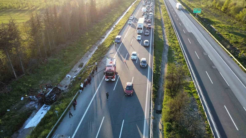 Kanala uçan minibüs alev alev yandı: 2 yaralı
