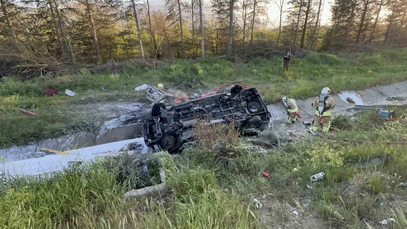 Kanala uçan minibüs alev alev yandı: 2 yaralı
