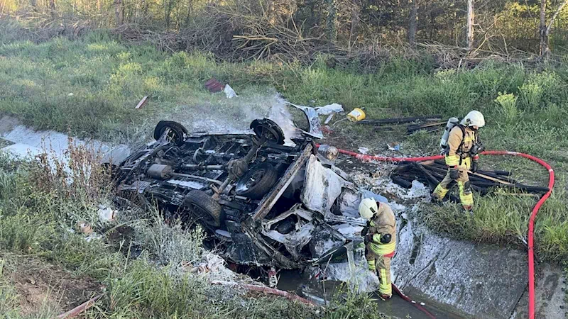 Kanala uçan minibüs alev alev yandı: 2 yaralı
