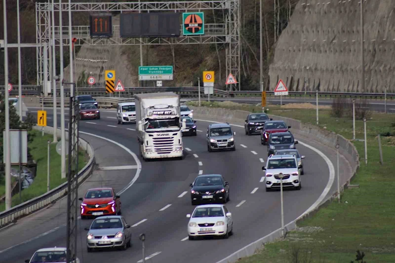 Bayram için yola çıkan tatilcilerin otoyoldaki akıcı yoğunluğu sürüyor

