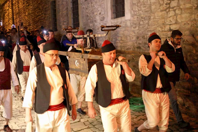 Tarihi sokaklar tulumbacıların sesleriyle inledi
