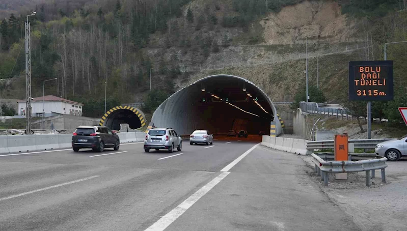 Bayram için yola çıkan tatilcilerin otoyoldaki akıcı yoğunluğu sürüyor
