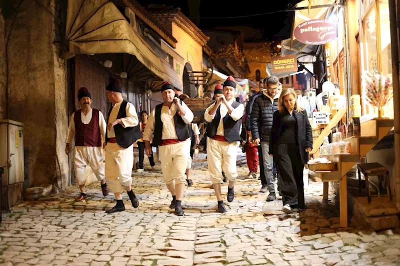 Tarihi sokaklar tulumbacıların sesleriyle inledi
